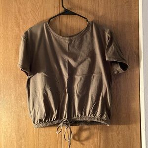 Brand streetwear society. Crop top with adjustable tie at bottom to pick crop.